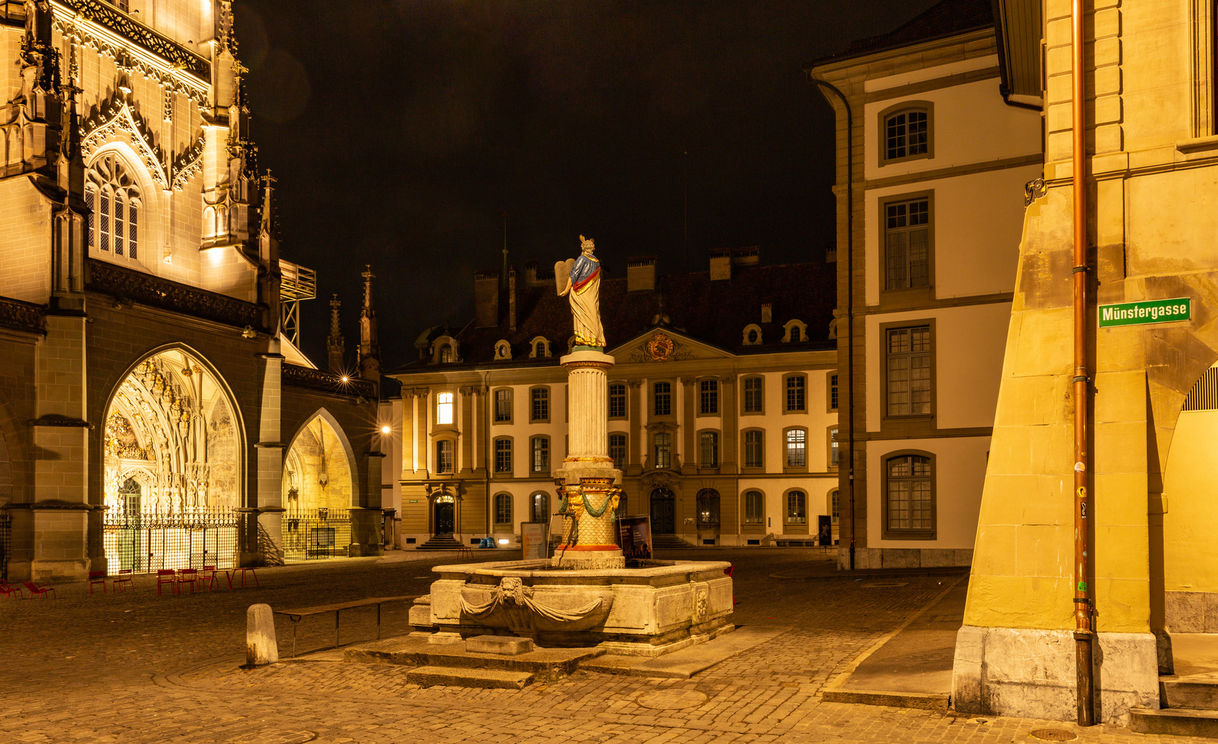 Münsterplatz in der Altstadt von Bern frühmorgens...