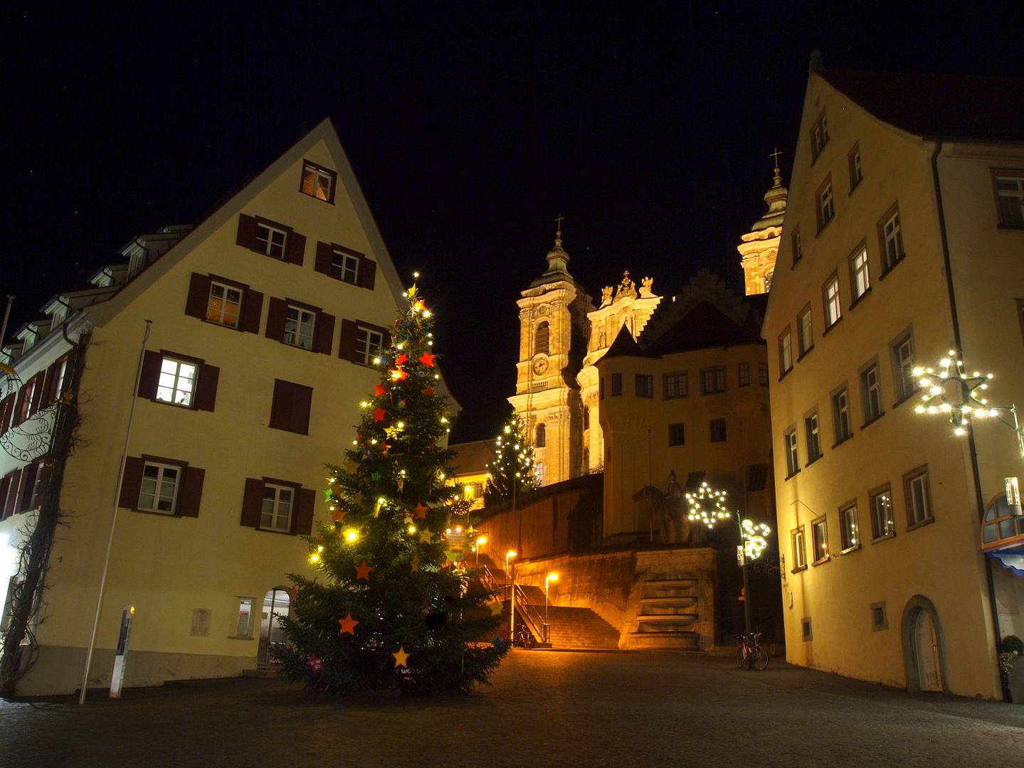 Münsterplatz in Weingarten mit Basilika zur Weihnachtszeit