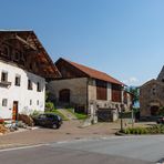 Münstertal: Denkmalgeschütztes Ensemble in Taufers i.M. mit romanischer Kirche St. Johann