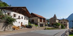 Münstertal: Denkmalgeschütztes Ensemble in Taufers i.M. mit romanischer Kirche St. Johann