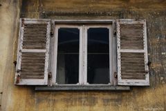 Mujer abre tu ventana, para que escuches mi voz...