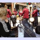 mujer con niño mirando una banda musical