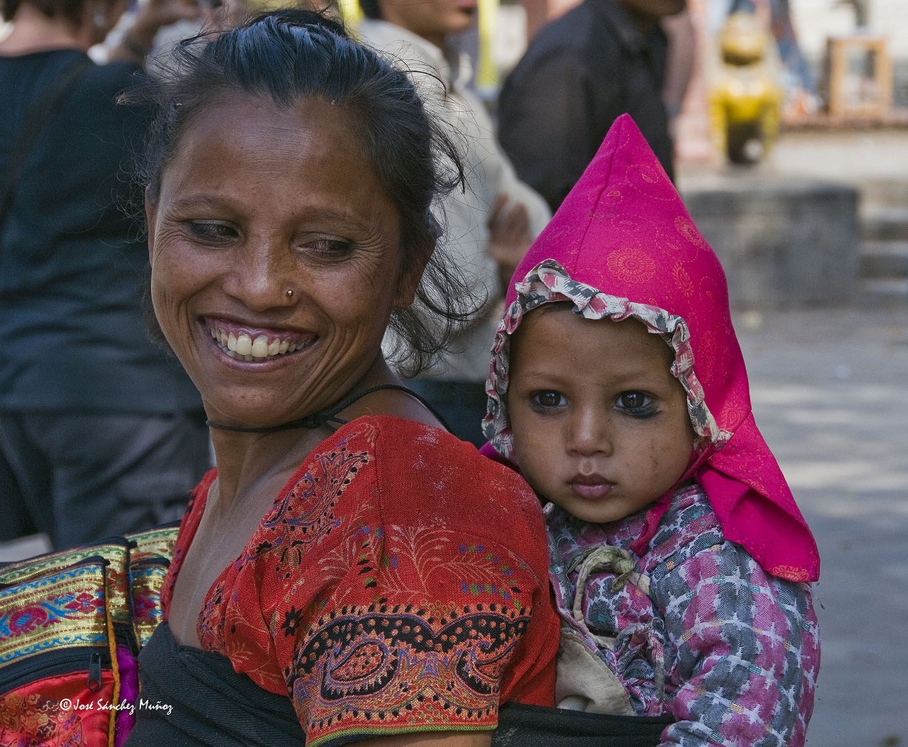 MUJER CON SU HIJO