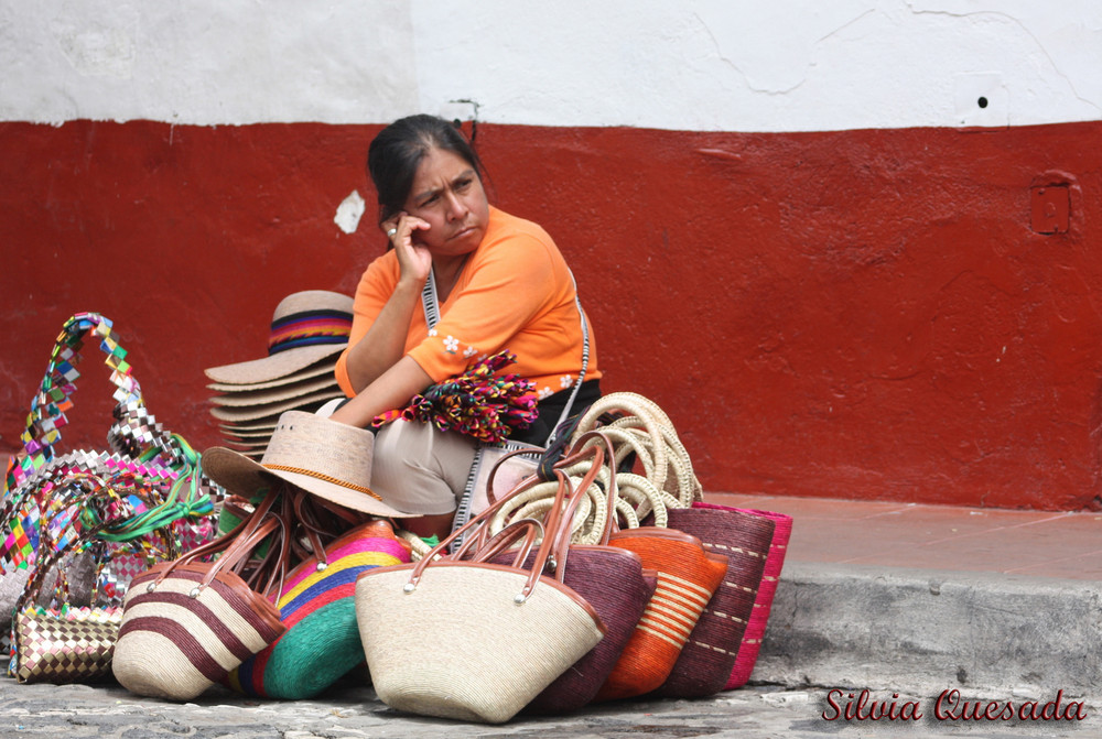 Mujer de bolsas