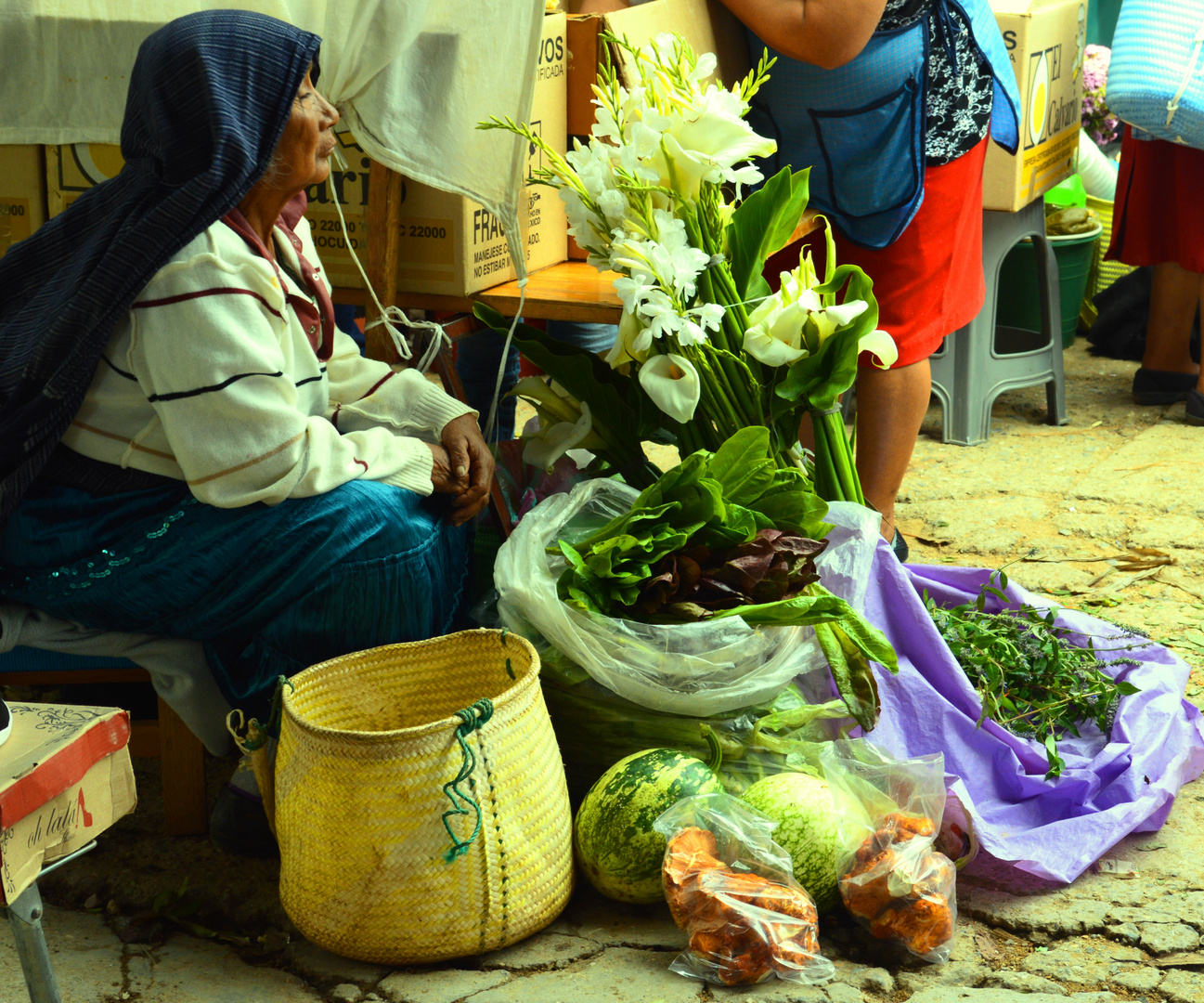 Mujer de flores blancas.