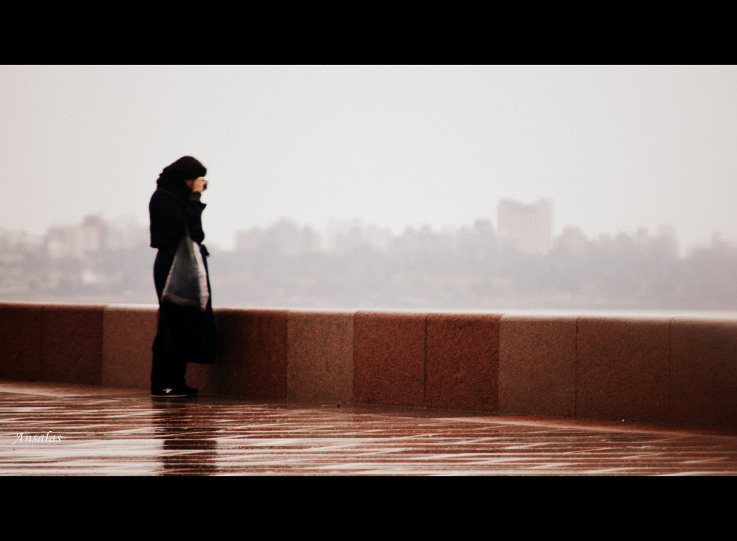 Mujer en la lluvia.