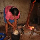 Mujer indígena chiquitana cocinando un locro de pato en Makanate