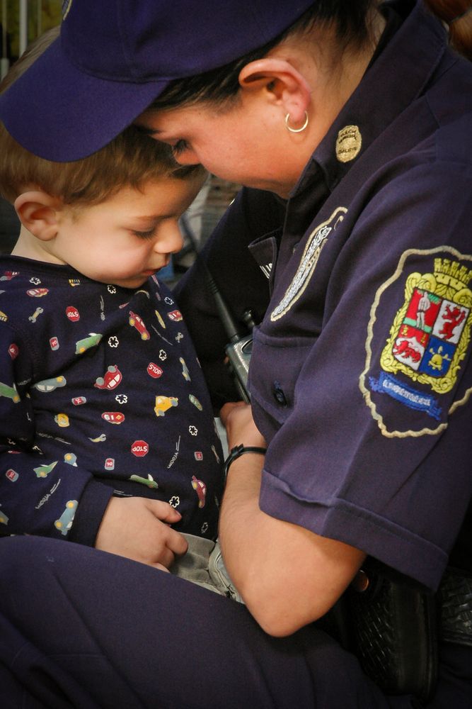 Mujer (madre) policia de Ricardo De la Tejera E 