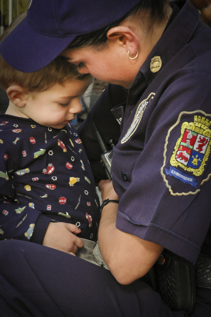 Mujer (madre) policia