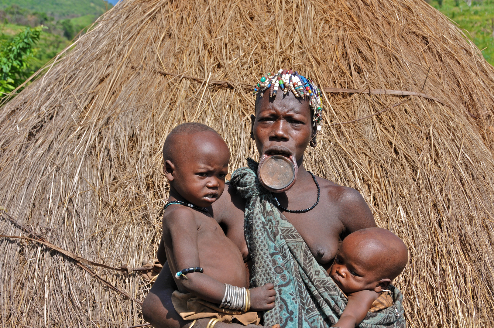 Mujer Masai con sus hijos
