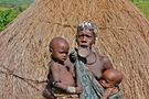 Mujer Masai con sus hijos de Lorentxo Portularrume 