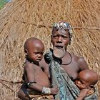 Mujer Masai con sus hijos