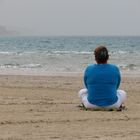 Mujer mirando al mar