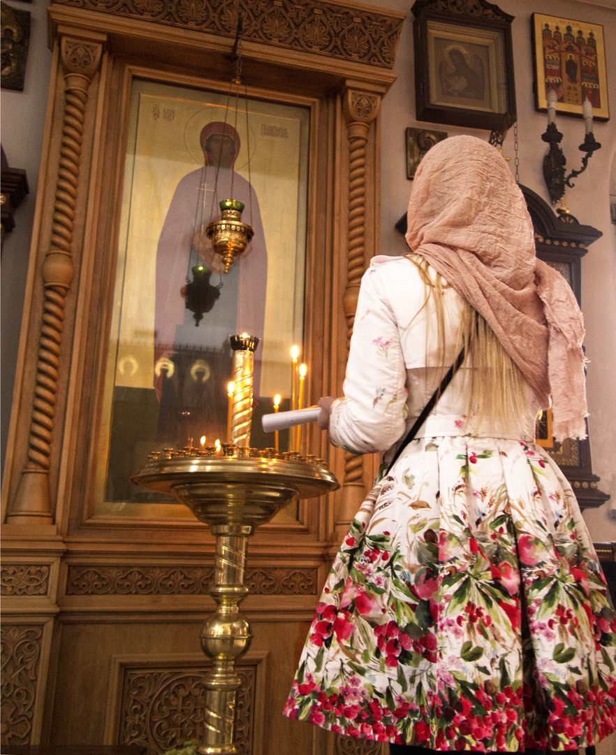 Mujer orando en la Iglesia de San Nicolas II (Murmansk)