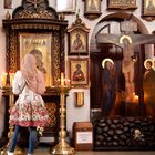 Mujer orando en la Iglesia de San Nicolas (Murmansk)