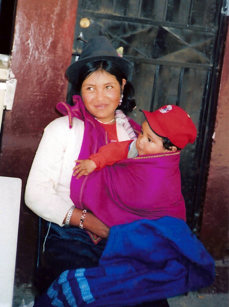 Mujer Peruana y su hijo