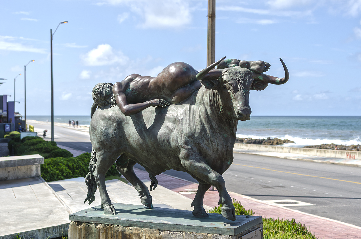 Mujer sobre el toro.