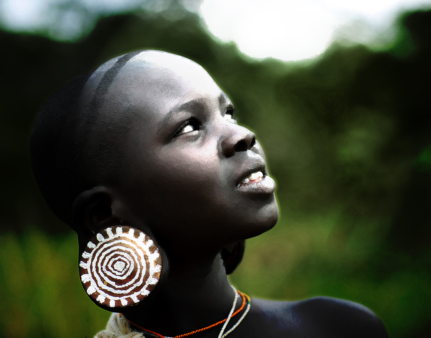 mujer tribu Surma en Africa