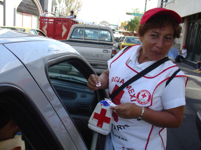 Mujer voluntaria Cruz Roja / Red Cross Woman volunteer