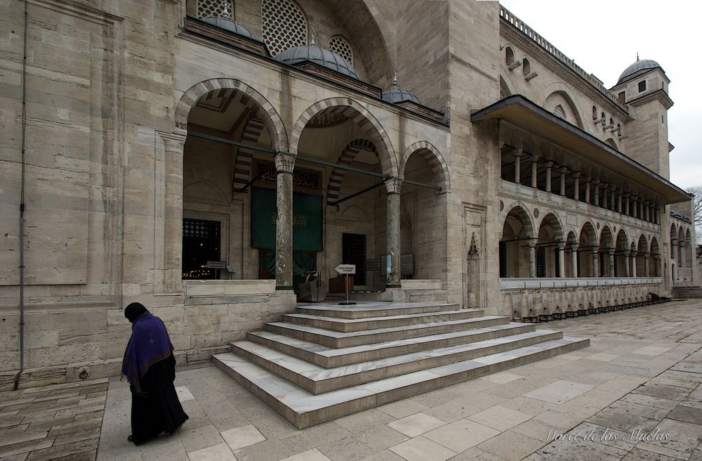 ...mujer y mezquita...