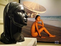 Mujer y su retrato escultura