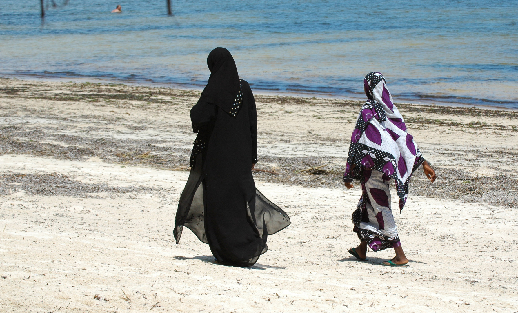 MUJERES EN LA PLAYA