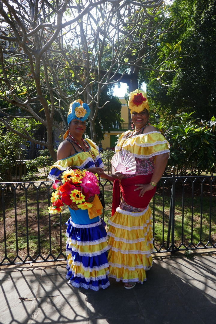 Mujeres en traje