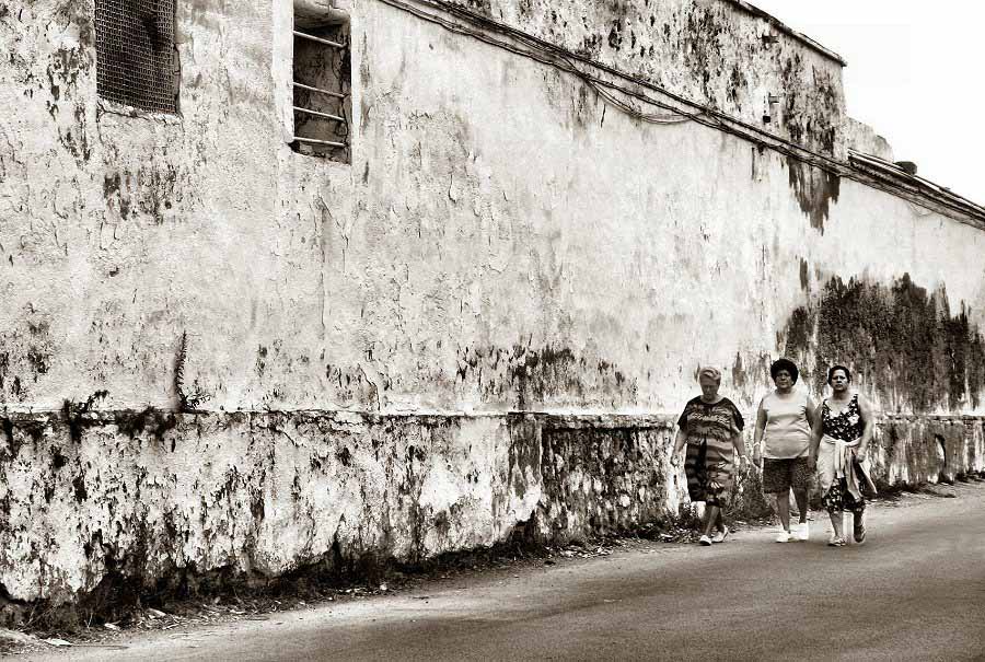 mujeres on their way to trabajo