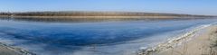 Muldestausee mit einer leichten Eisschicht bedeckt