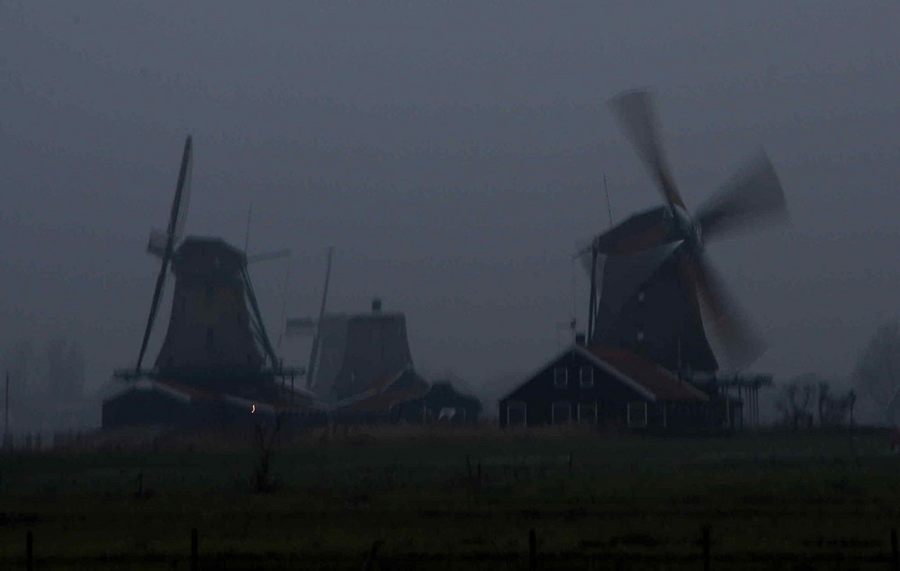 mulini nella nebbia in olanda