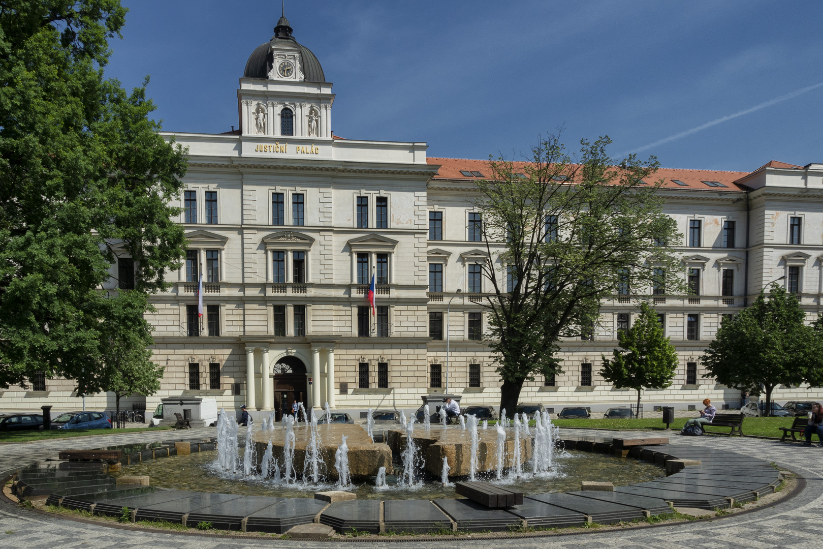 Mulino ad acqua, Palazzo di giustizia, Praga