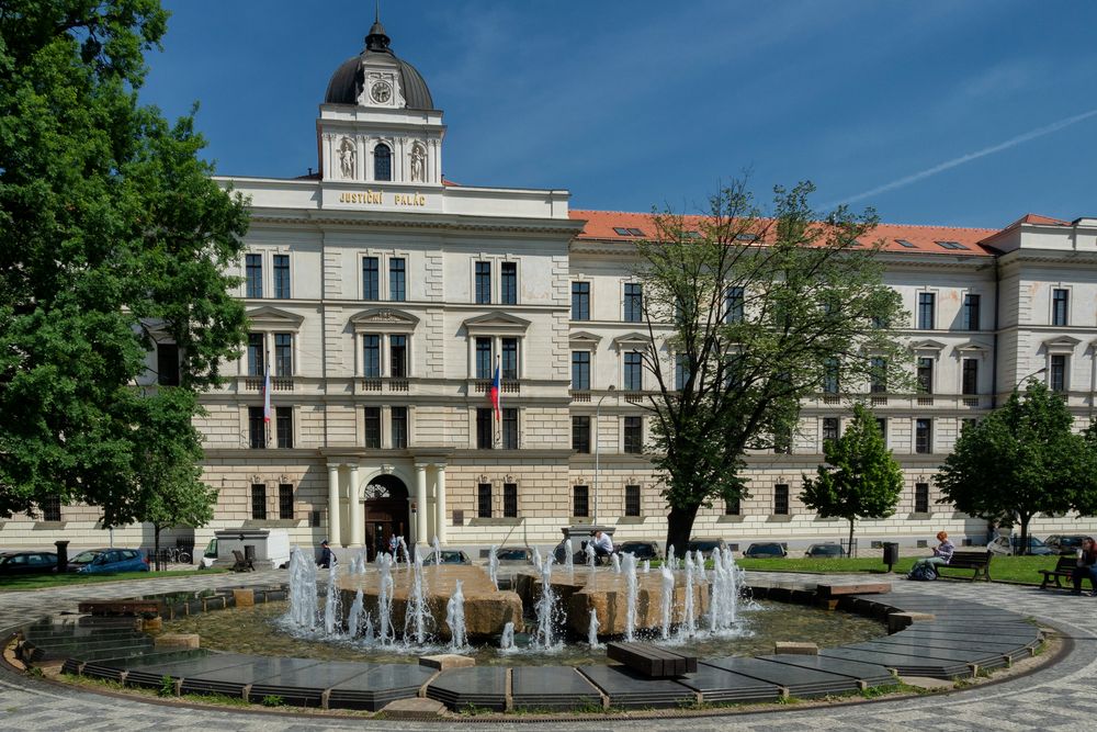 Mulino ad acqua, Palazzo di giustizia, Praga