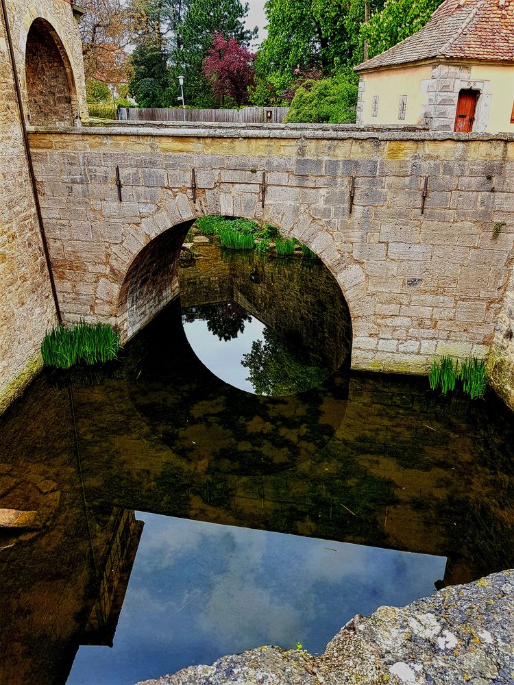 Multiple Spiegelungen an der Stadtmauer