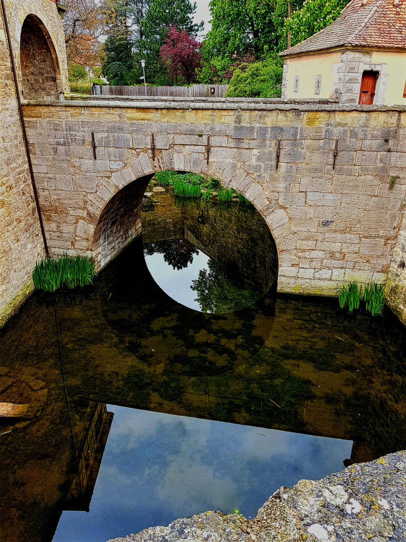 Multiple Spiegelungen an der Stadtmauer