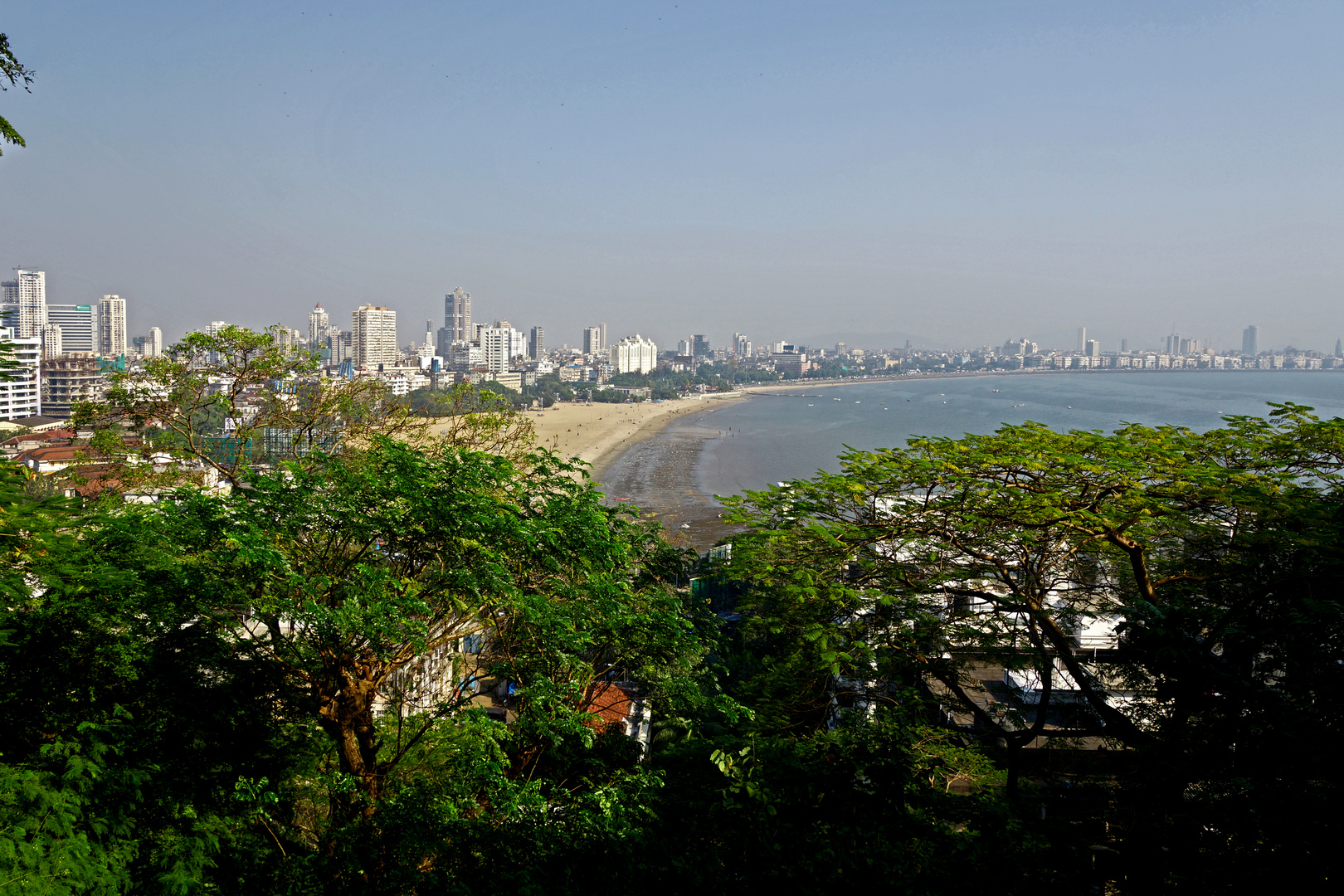 Mumbai Hängende Gärten Aussicht auf Strand und Skyline