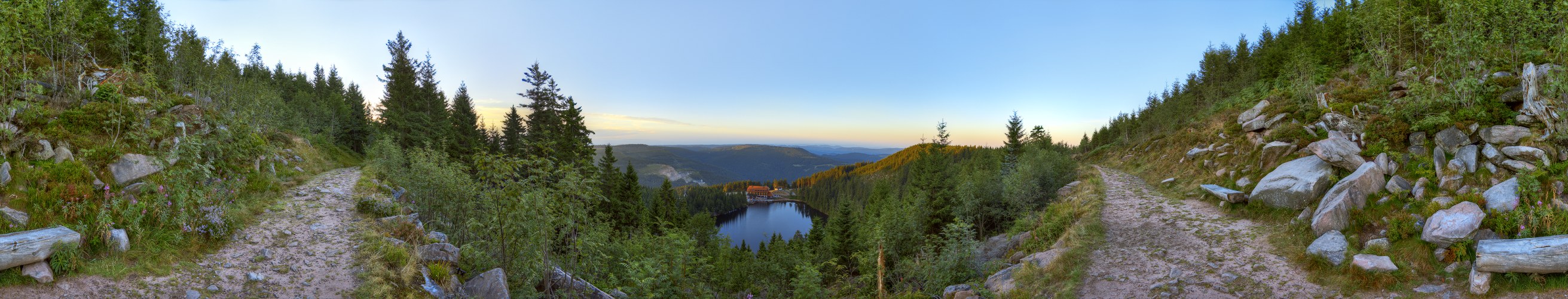 Mummelseeblick bei Sonnenaufgang im Sommer