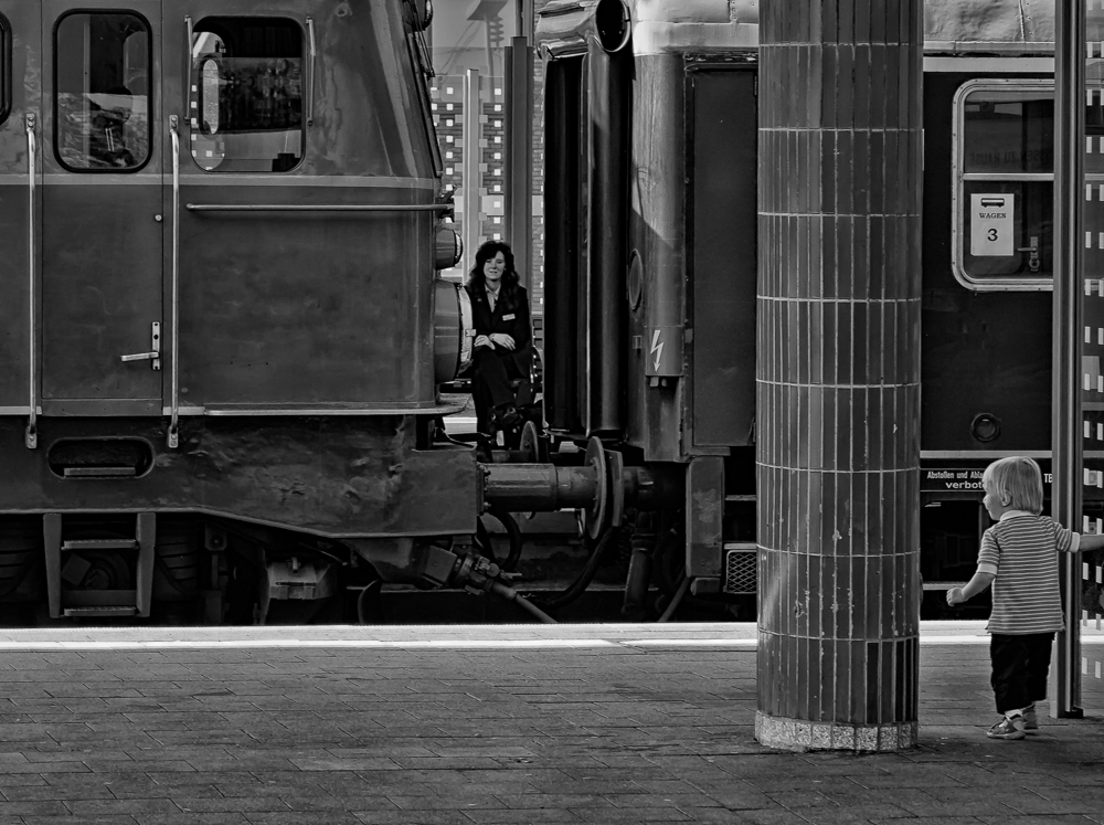 mummy - there is a train !! Foto & Bild | kinder, streetfotografie mit