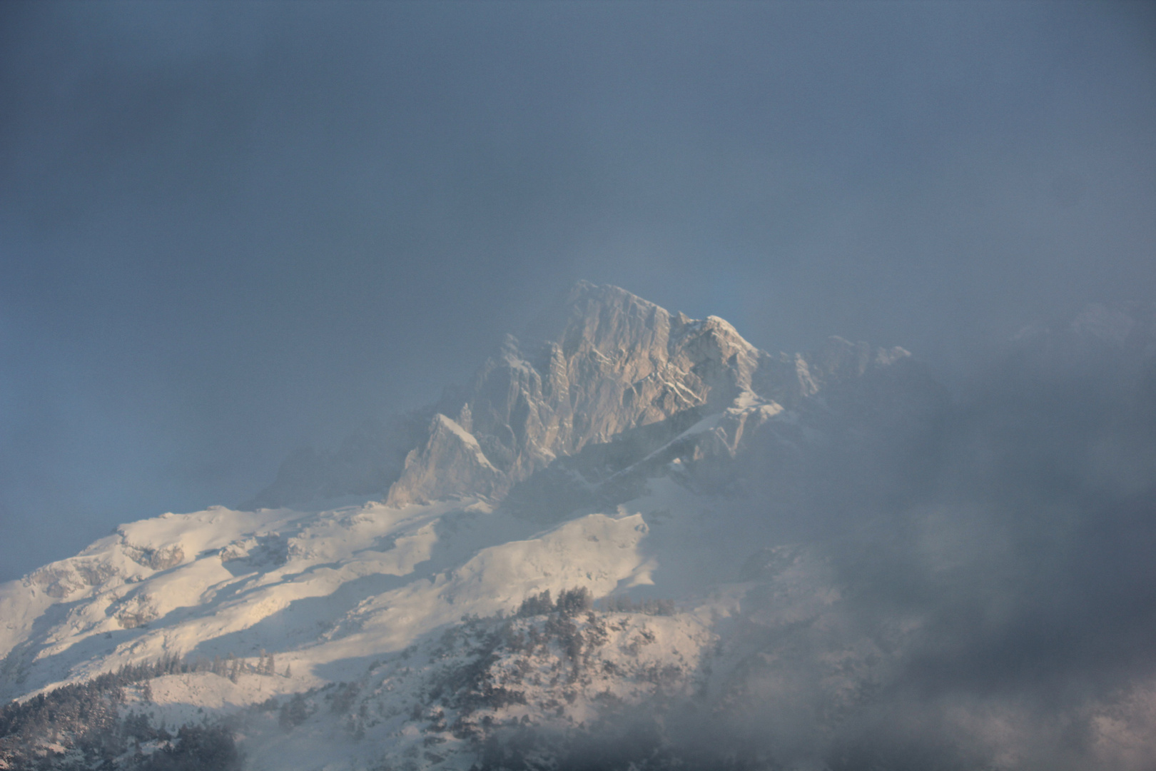 Munde Spitz im Nebel