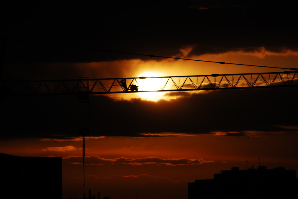 mundo urbano,grua y sol