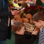 Mundraub am Marktstand