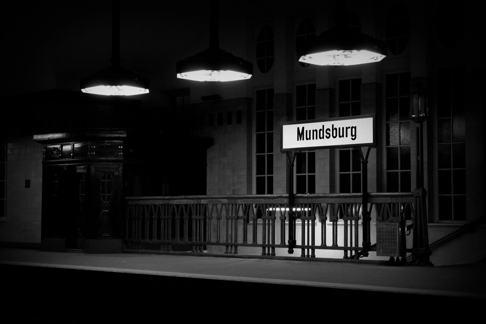 Mundsburg - Ein Bahnhof in der Nacht