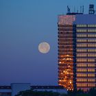 Mundsburg-Vollmond bei Sonnenaufgang ...