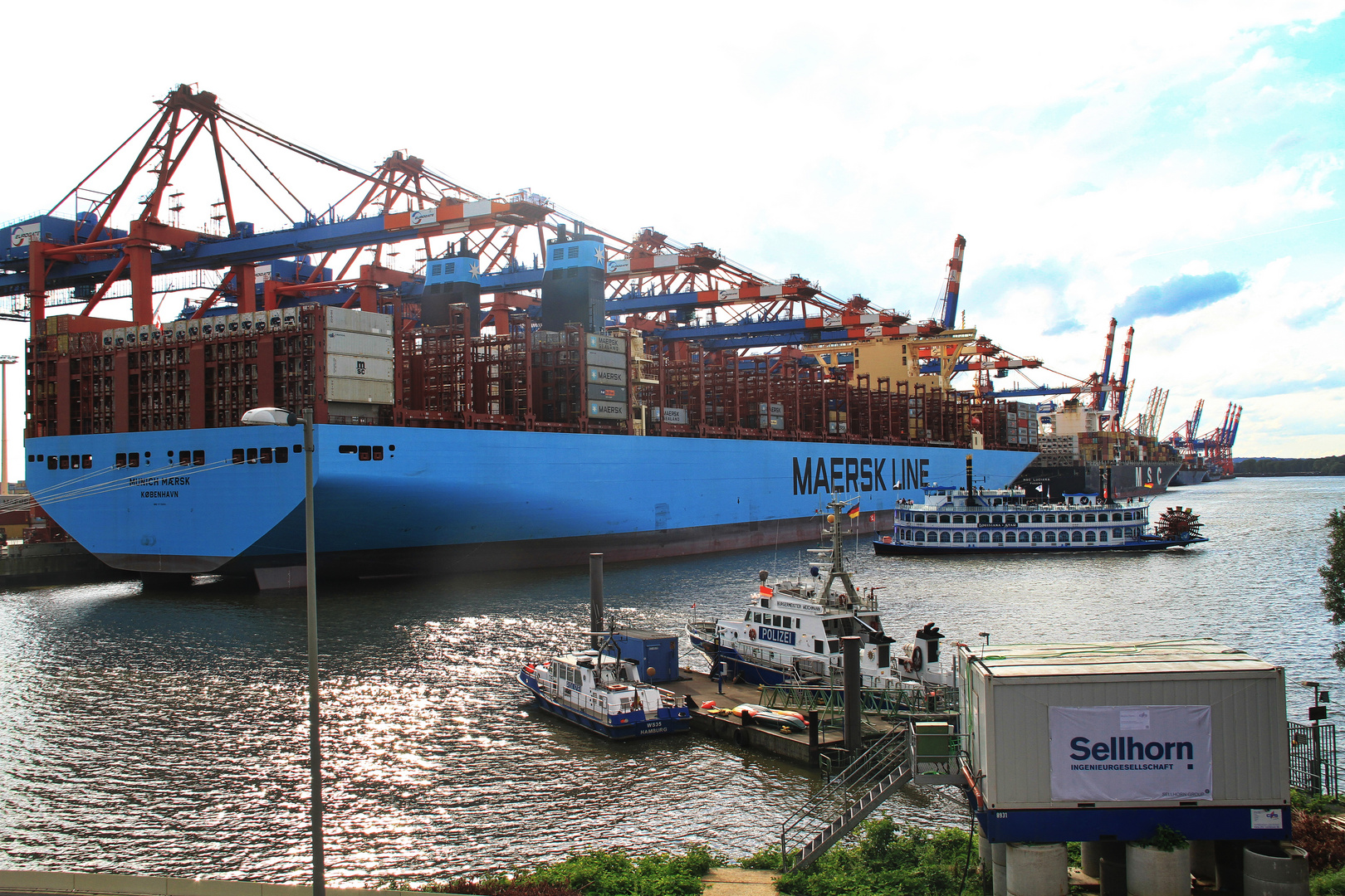 Munich Maersk auf Jungfernfahrt in Hamburg