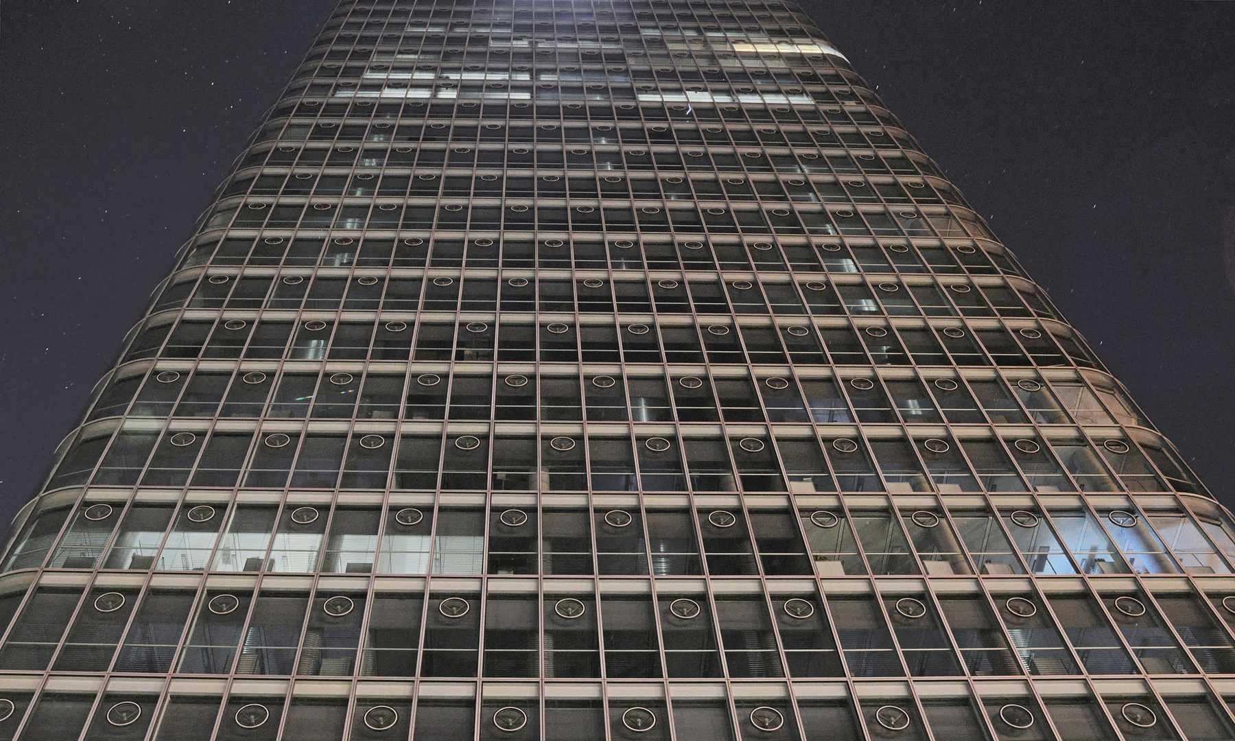 munich tower bei nacht