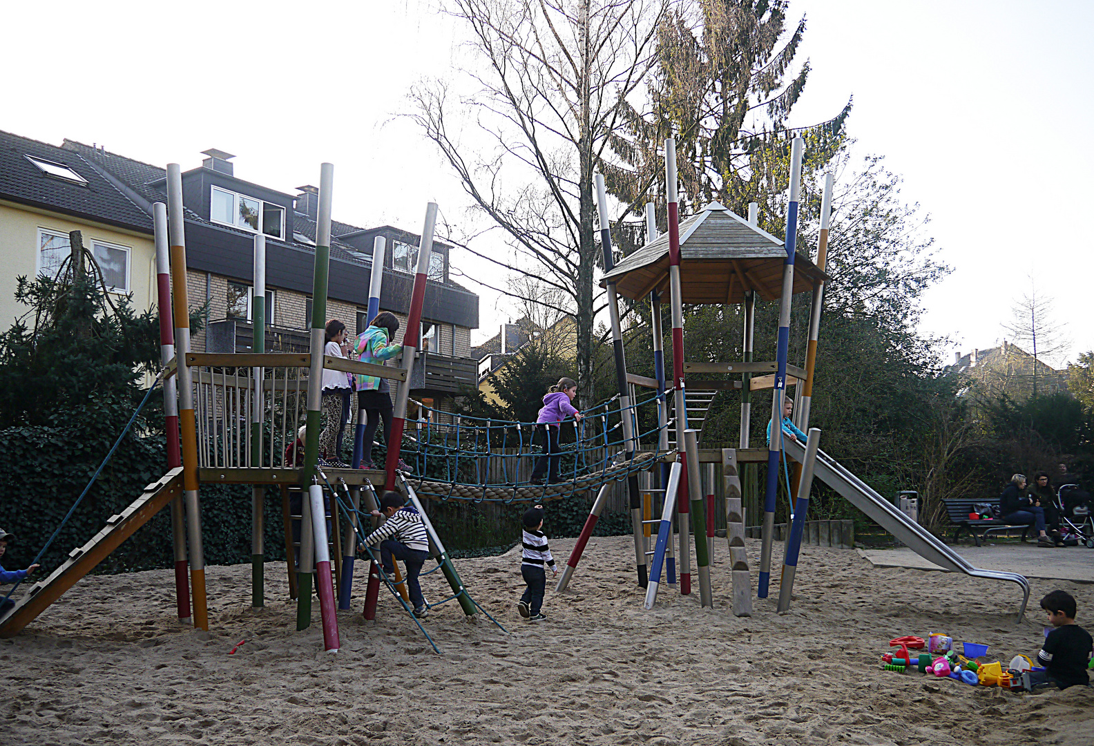 Muntere Kinder auf dem Spielplatz.