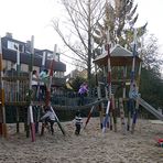 Muntere Kinder auf dem Spielplatz.