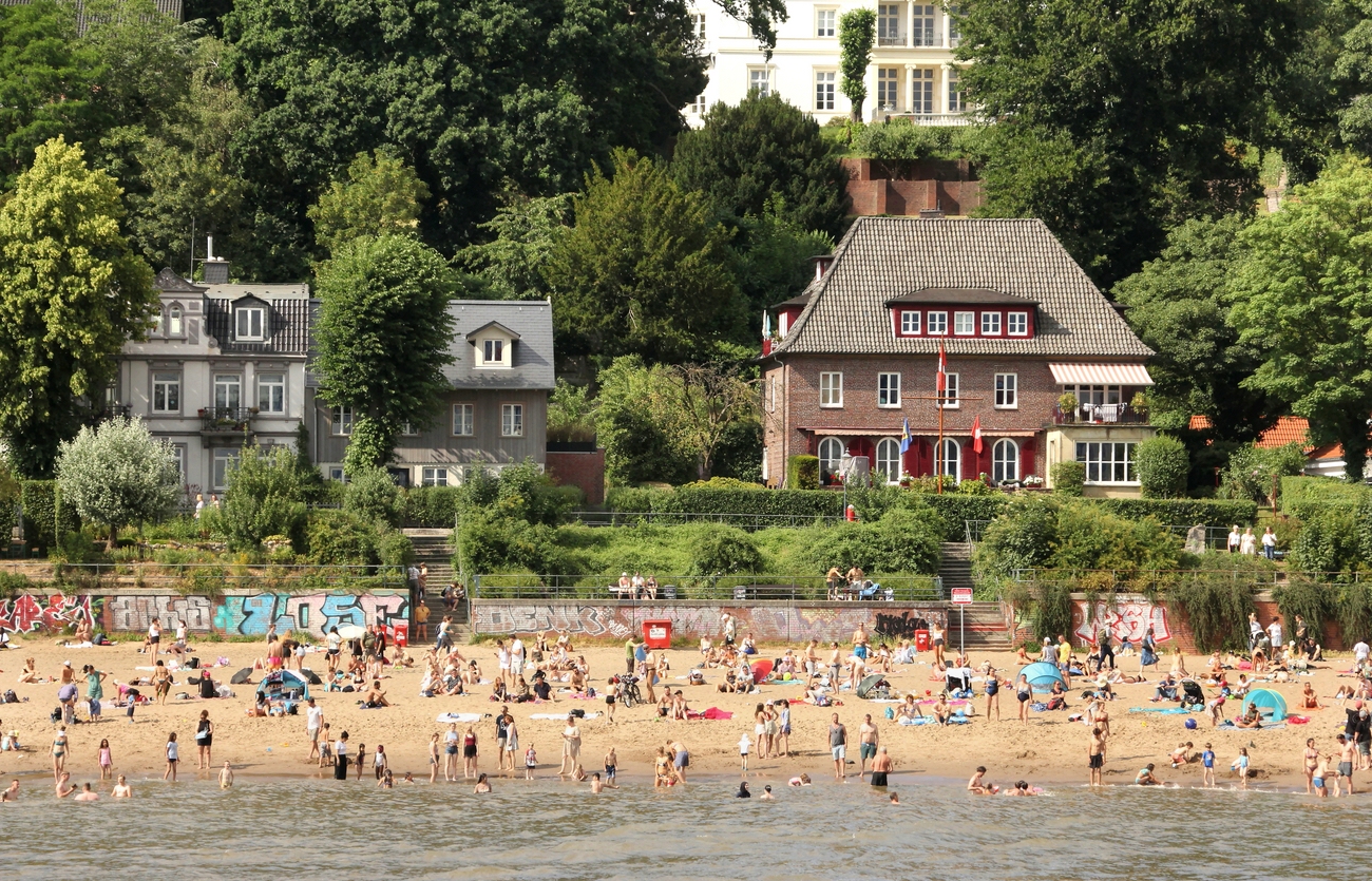 Munteres Strandleben an der Elbe bei Oevelgönne...