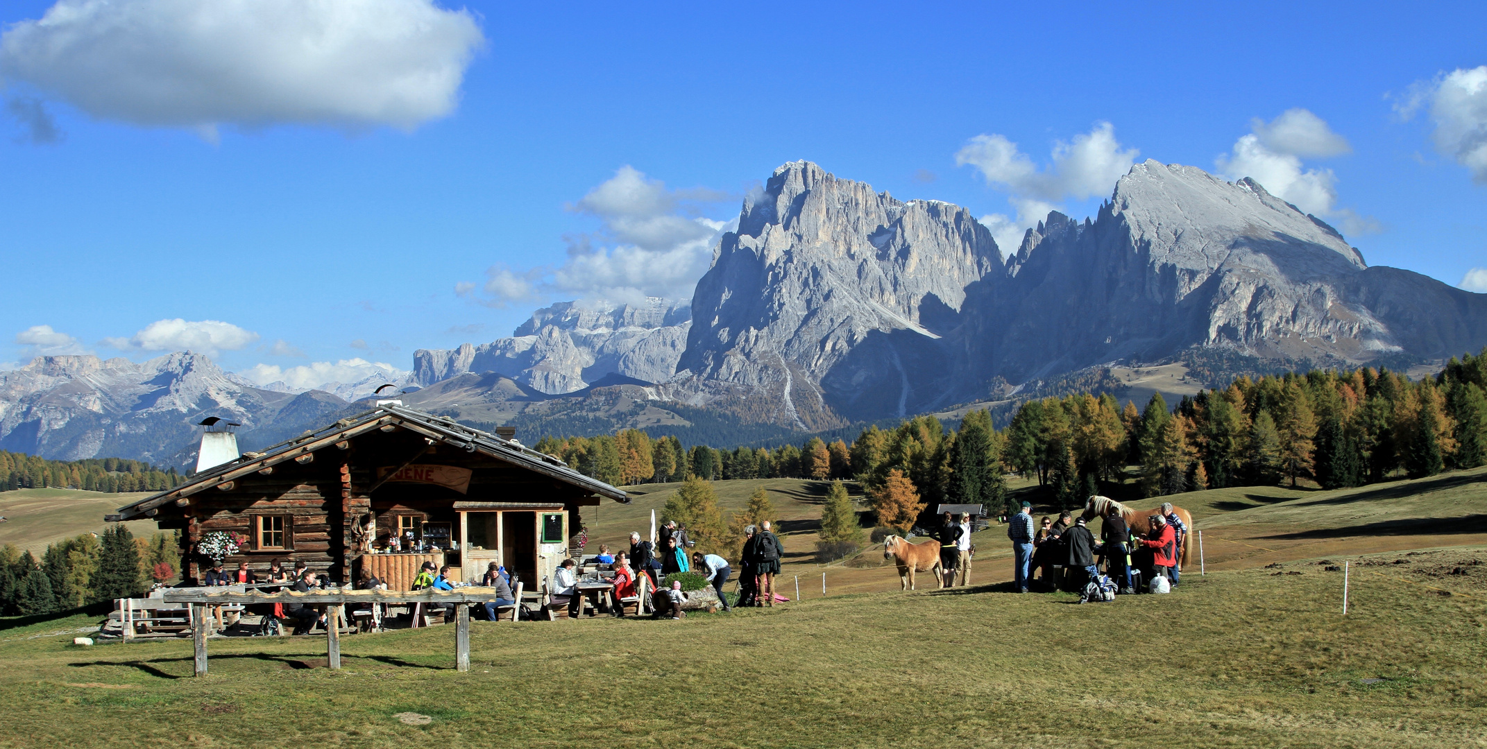 Munteres Treiben vor der Hütten