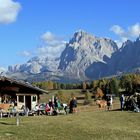 Munteres Treiben vor der Hütten