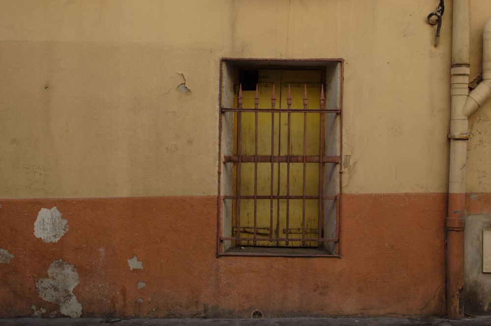 Mur aux volets jaune